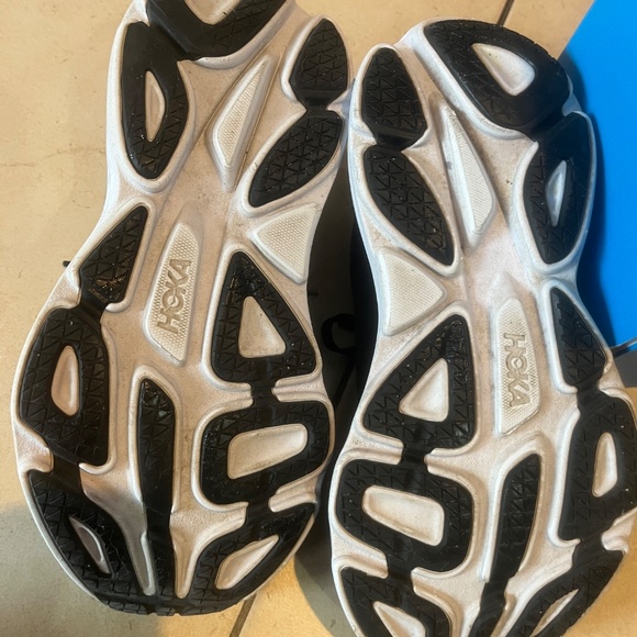 HOKA WOMEN'S BONDI 8 RUNNING SHOES BLACK/WHITE SIZE 7 - Picture 3 of 4